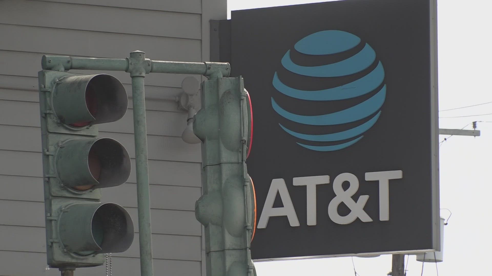 Customers had found themselves unable to make calls, with some calls showing an "SOS" mode message which means cell phones can still reach 911.