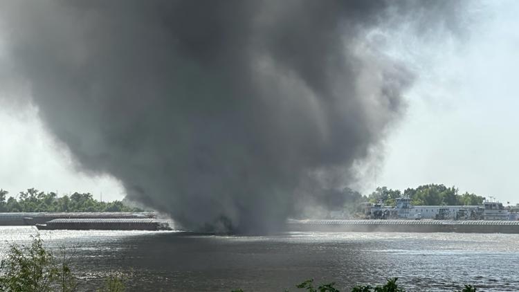 Officials investigate barge fire reported on Mississippi River