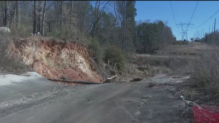 Collapsing lake spillway in Dunwoody leading to concerns