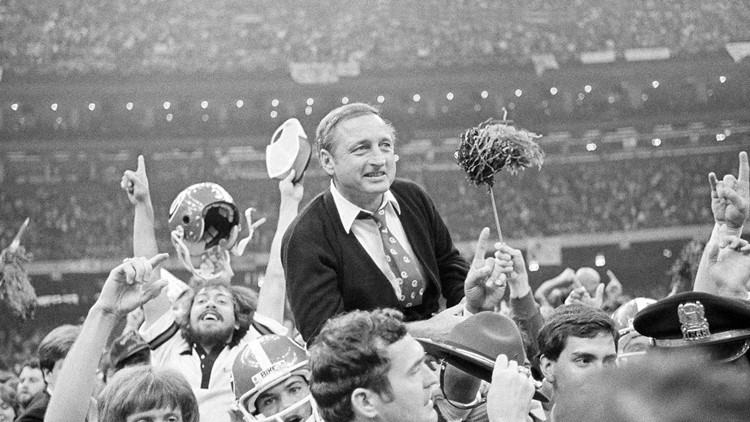 Legendary Georgia coach Vince Dooley dies at 90, school says