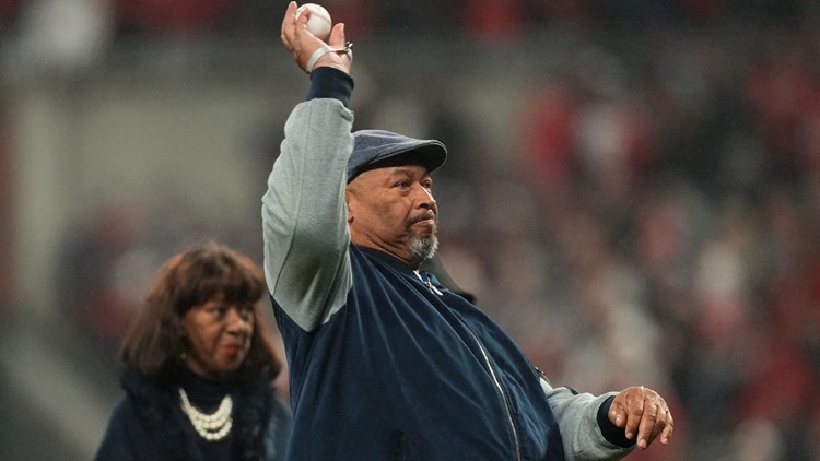 Hank Aaron's son throws World Series first pitch, Braves honor the MLB legend