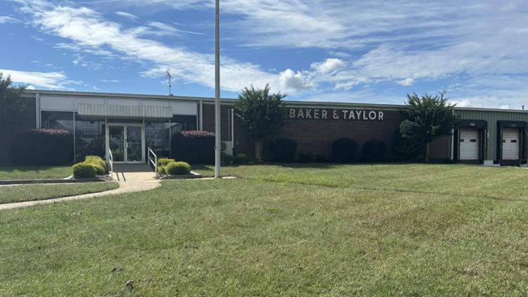 Employees say 100+ people jobless, given no severance after distribution plant closes in Commerce