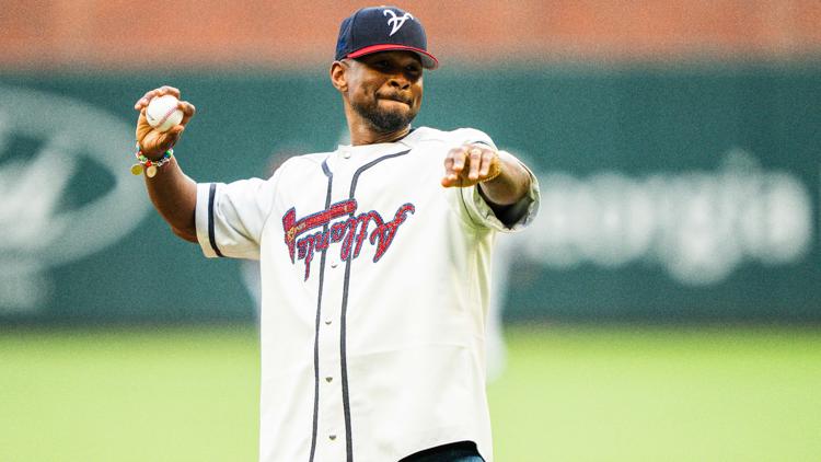 Watch: Usher throws out first pitch on his bobblehead night at Truist Park