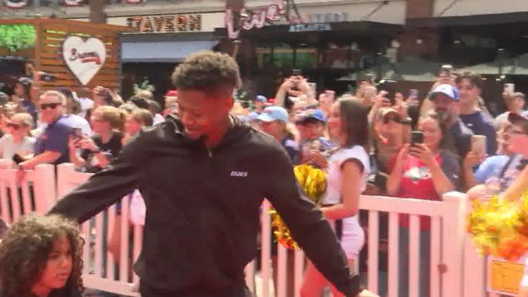 Fans give Braves a red-carpet sendoff to Los Angeles and the NLDS
