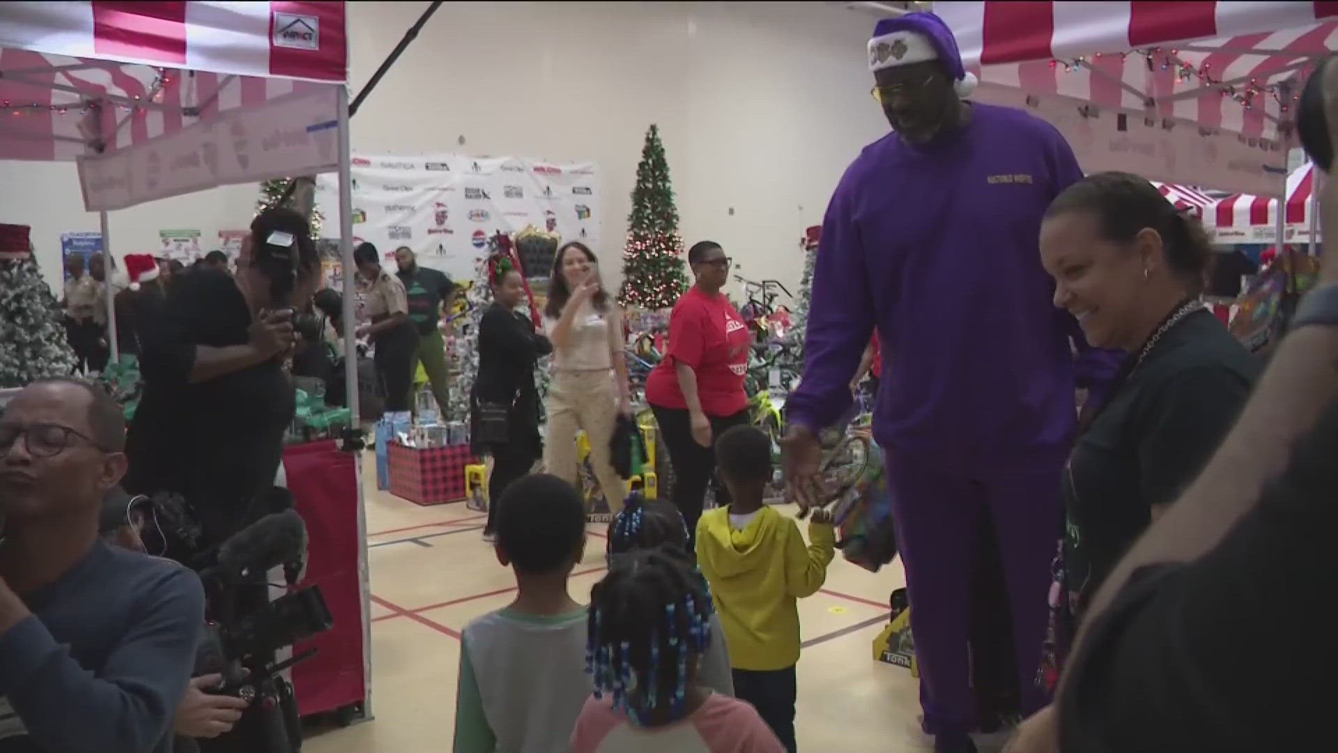 Former professional basketball player Shaquille O'Neal surprised Wesley Lakes Elementary kids with Christmas gifts.