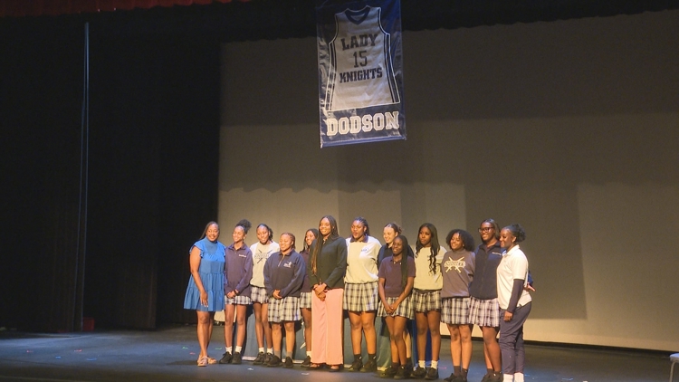 Former St. Francis star Maya Dodson honored with jersey retirement