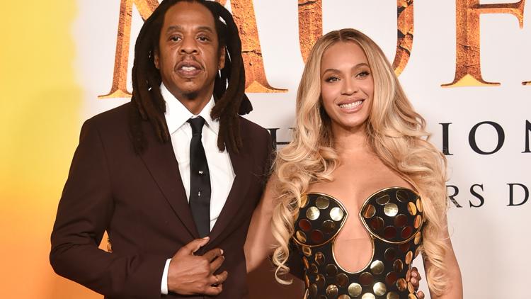 Jay-Z joins Beyoncé on stage in Atlanta, couple share kiss and perform 'Crazy in Love'