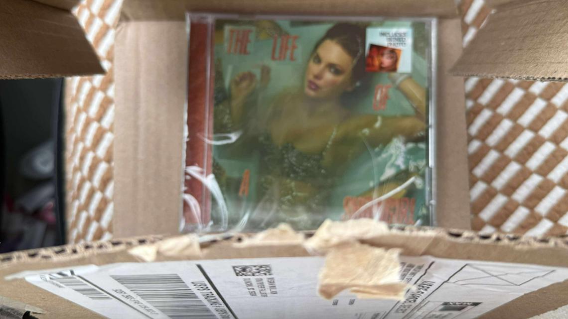 Taylor Swift fans report missing signed CDs from orders | fox43.com