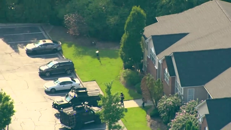 Barricaded suspect taken into custody after SWAT response at Cobb County apartments
