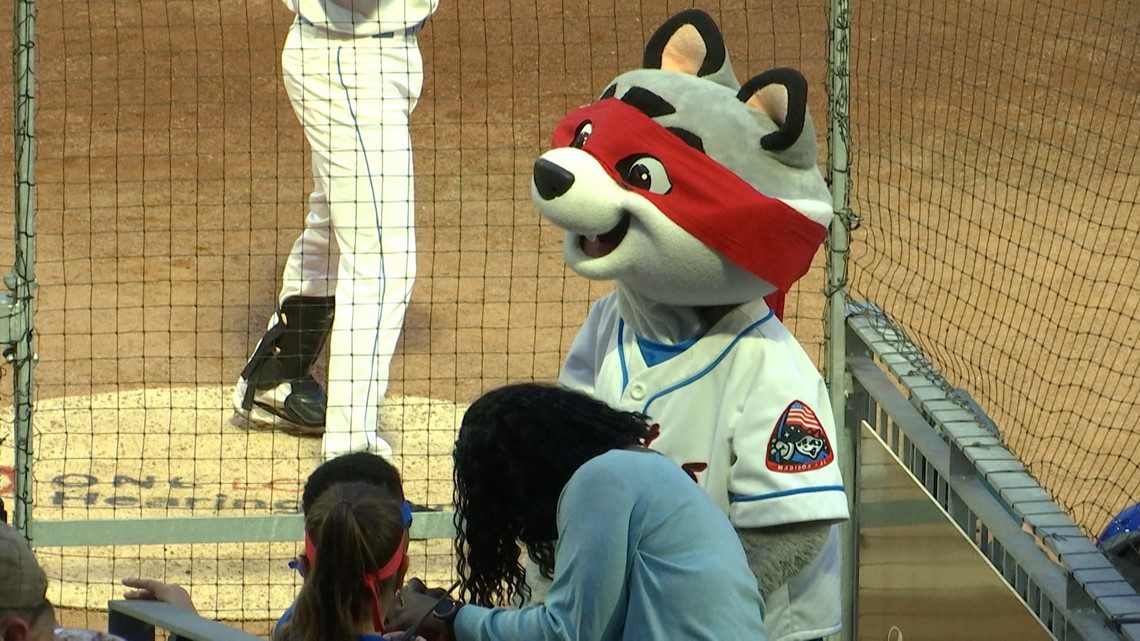 Watch: Blue Jays mascot plays beach volleyball