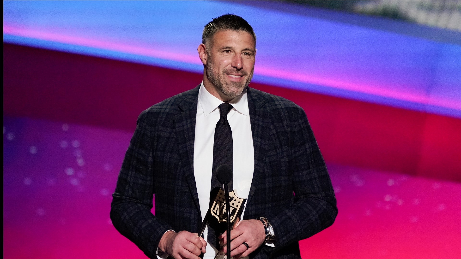 Mike Vrabel wins AP Coach of the Year Award at the NFL Honors |  