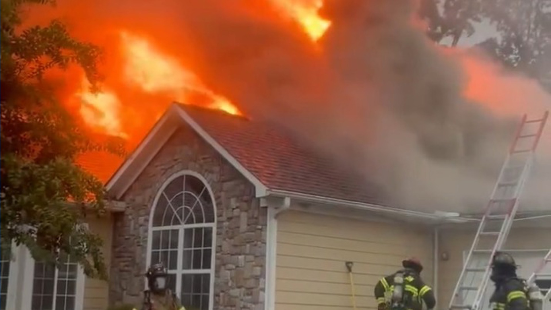 Madison firefighters contain wind-driven blaze to single unit in