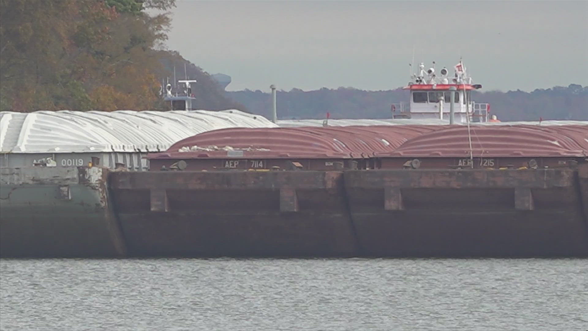 The main gate of the lock is cracked, meaning that tons of products being shipped through the river can't make it through.