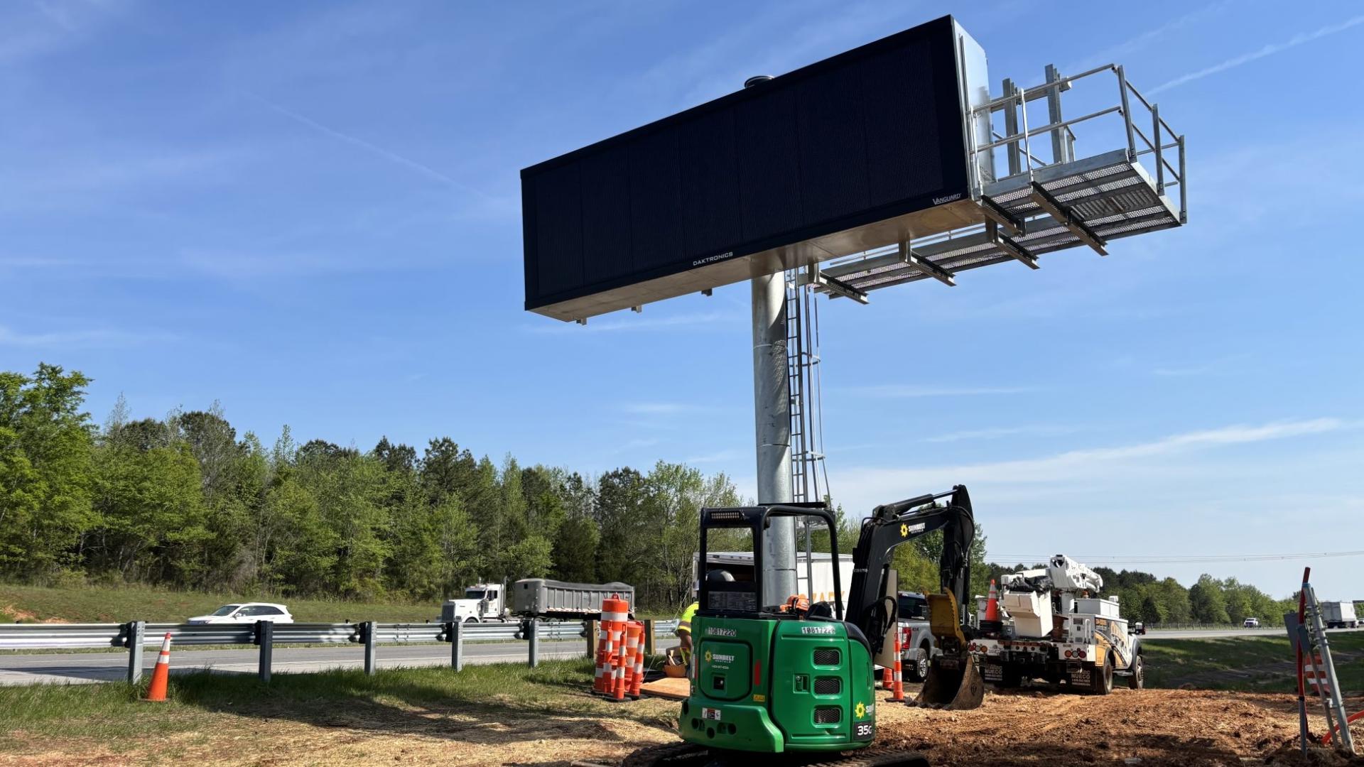 First dynamic message signs installed on I-65 in north Alabama ...