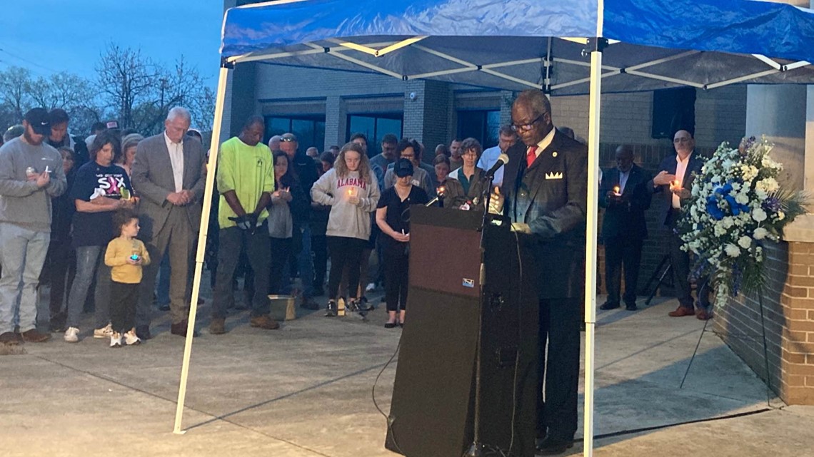 Vigil begins mourning process for fallen Huntsville officer - Vimarsana News