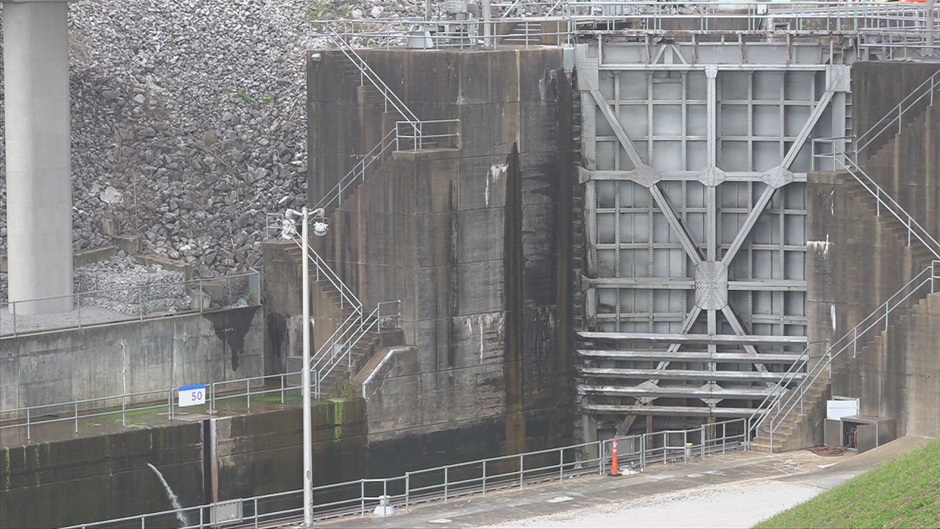 The main chamber is closed for repairs. The reduced capacity means delays for boats using the shipping route.