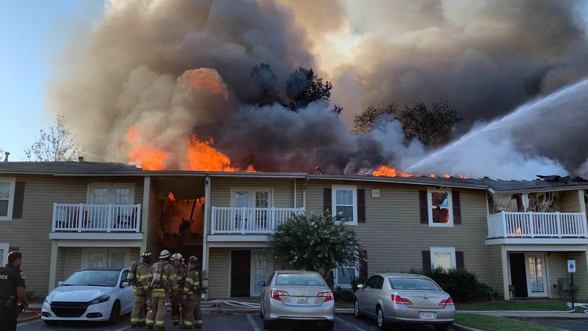 Huntsville firefighters were called to fight a fire at an apartment complex in the 4100 block of Memorial Pkwy. SW Monday morning.