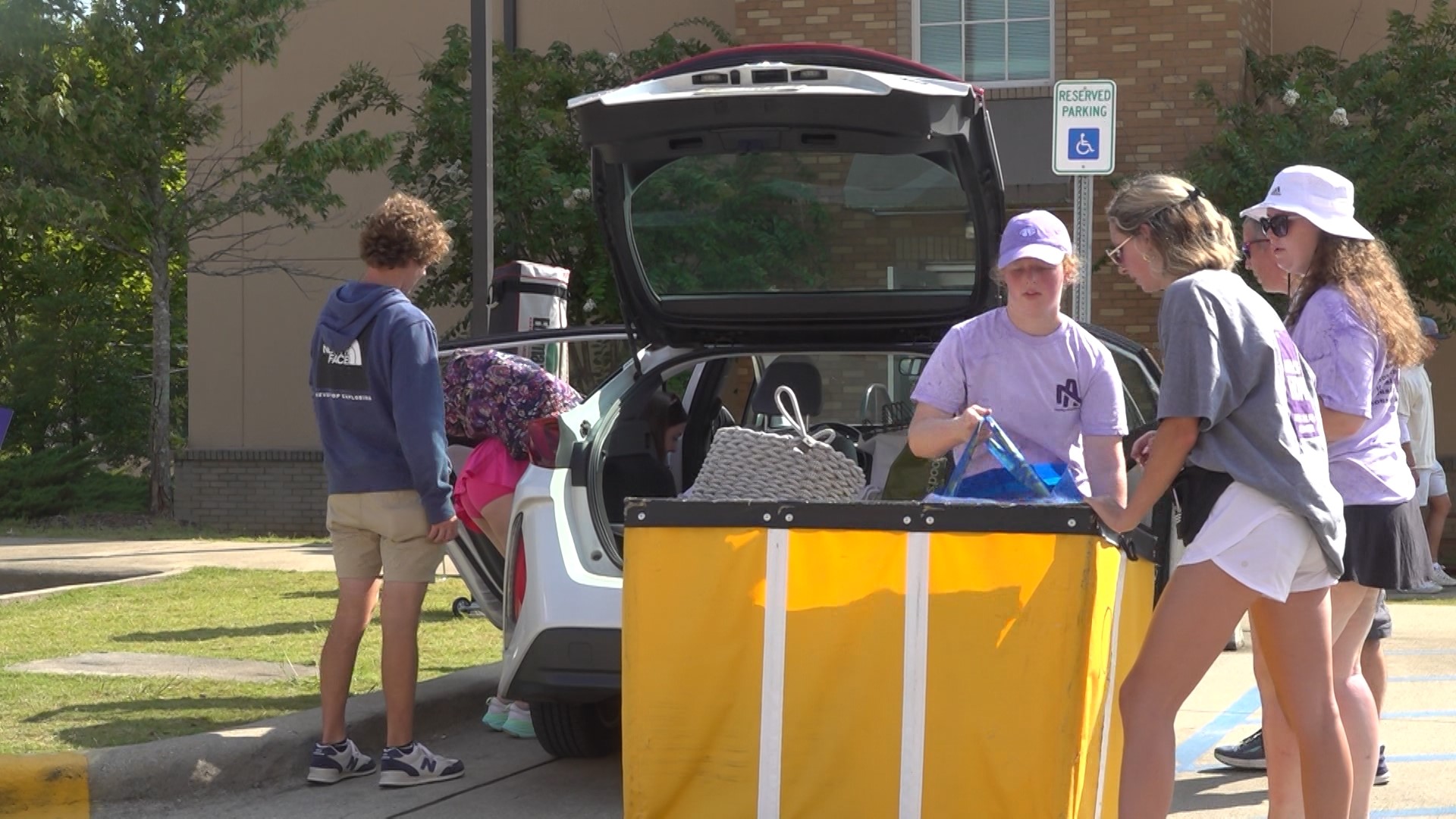 It's movein day for UNA students!