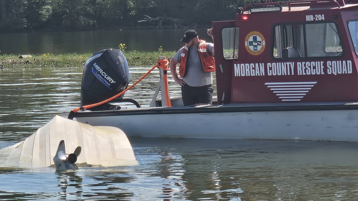 Boat overturns on Tennessee River; one injured