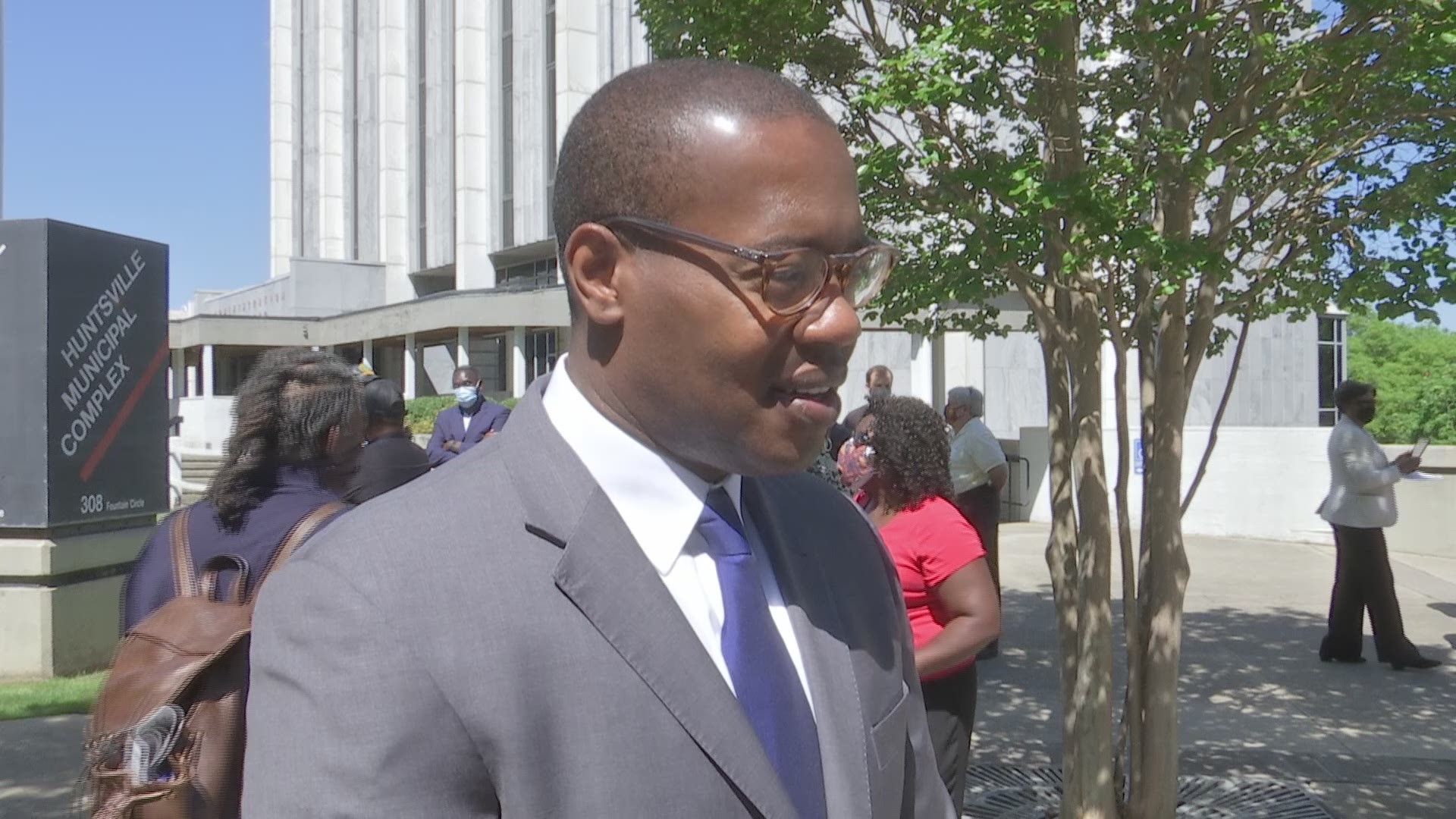 State representatives are calling for the mayor of Huntsville and police chief to take back their statements in support of HPD Officer William Darby.