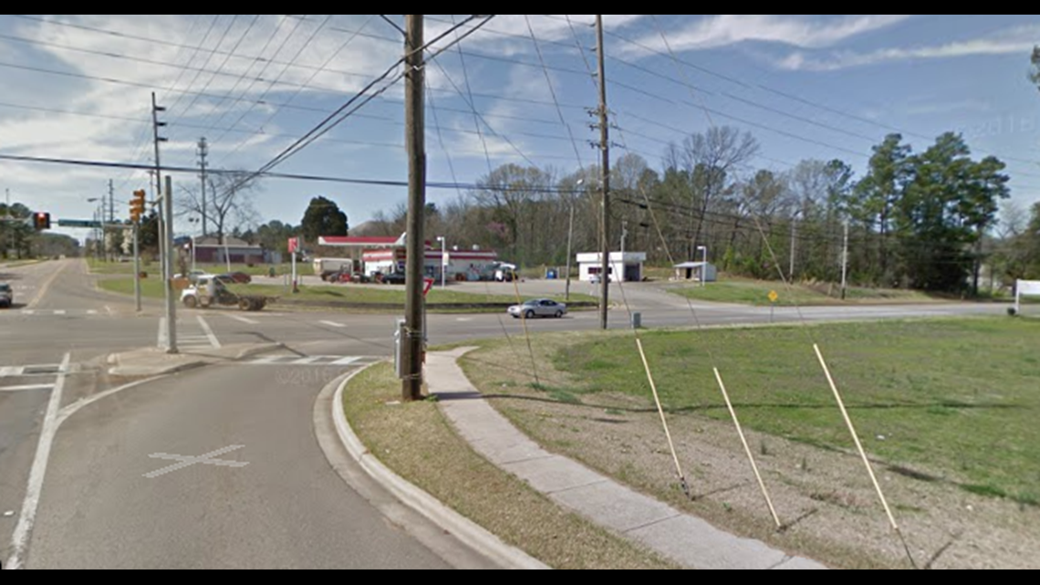 Huntsville police investigate shooting at gas station