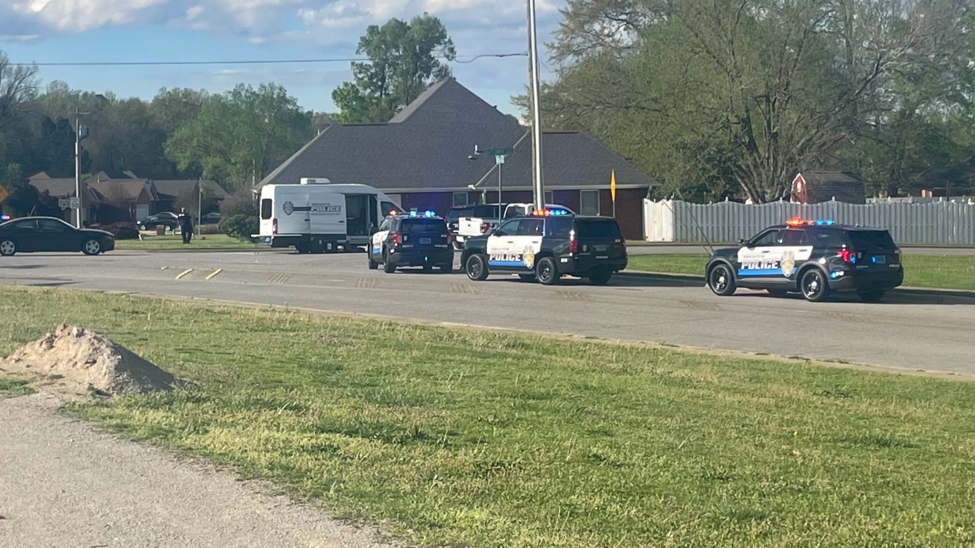 RAW: Decatur Police On Scene Of Person Barricaded In Home ...