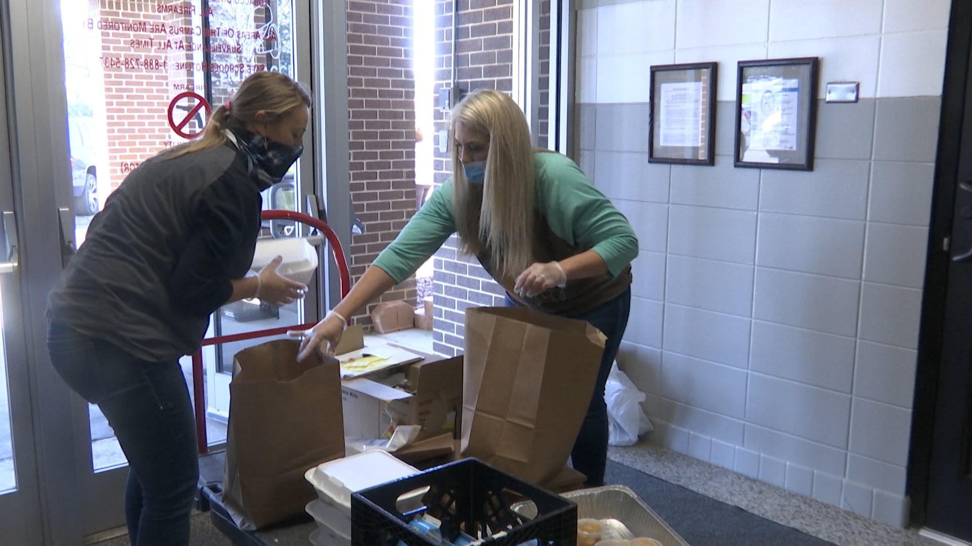 Marshall County Schools have gone back to virtual learning until January 5. But, they’re making sure to still provide opportunities to feed their over 5,700 students