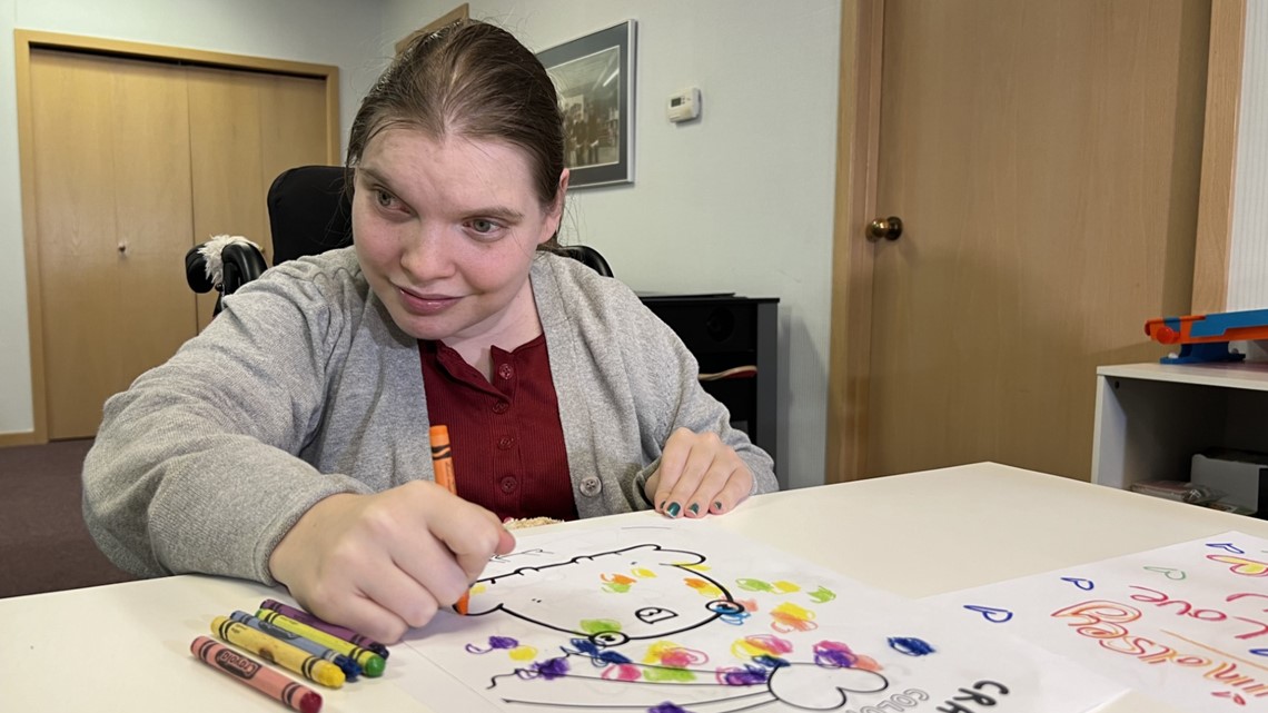 Michigan woman loses vision, still creating works of art - Vimarsana News